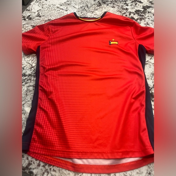 Boys XL Spain jersey in near perfect condition - Picture 1 of 3